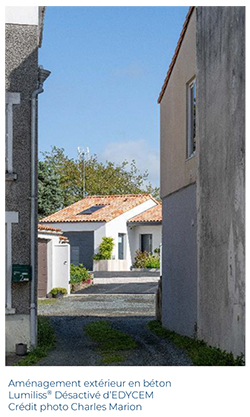 2024 06 03 EDYCEM Amenagement exterieur dune maison de centre ville avec du beton lumiliss desactive